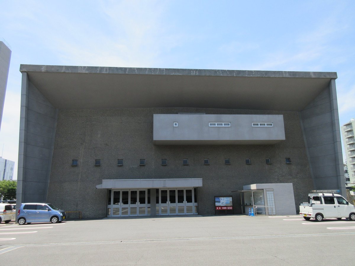 ট ইট র つーさんの休暇 今治市公会堂 丹下健三1958 ここはホール内を見れば壁も屋根も折板構造になっていることがよく分かる 側面の コンクリート壁は力強く 生み出す陰影が立体感を強調してて美しい Sosbrutalism