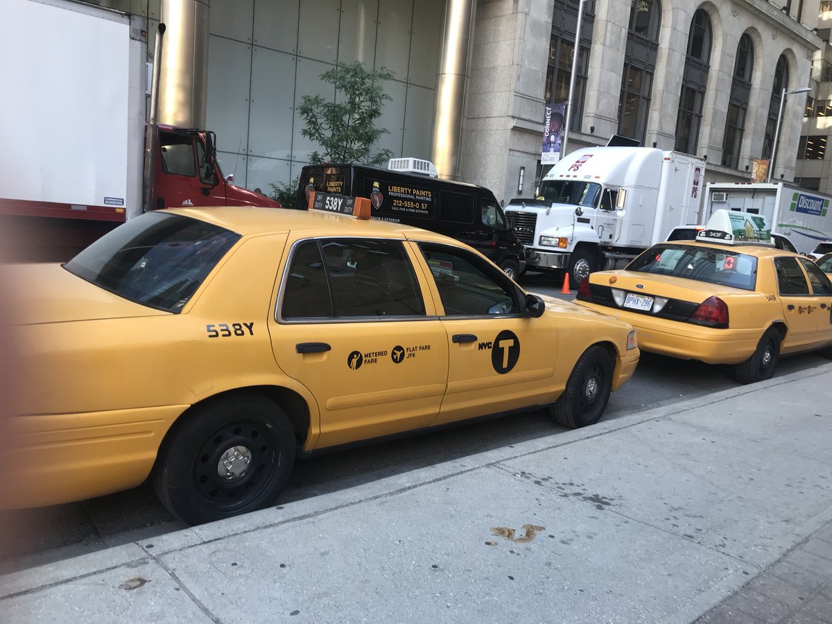 ranveerlochab's tweet photo. @WhatsFilmingON @WhatsFilming setting up for #suits filming? Lots of nyc cabs and productions trailers around the #bayadelaide area #SuitsUSA https://t.co/DfJ5OOOYaS