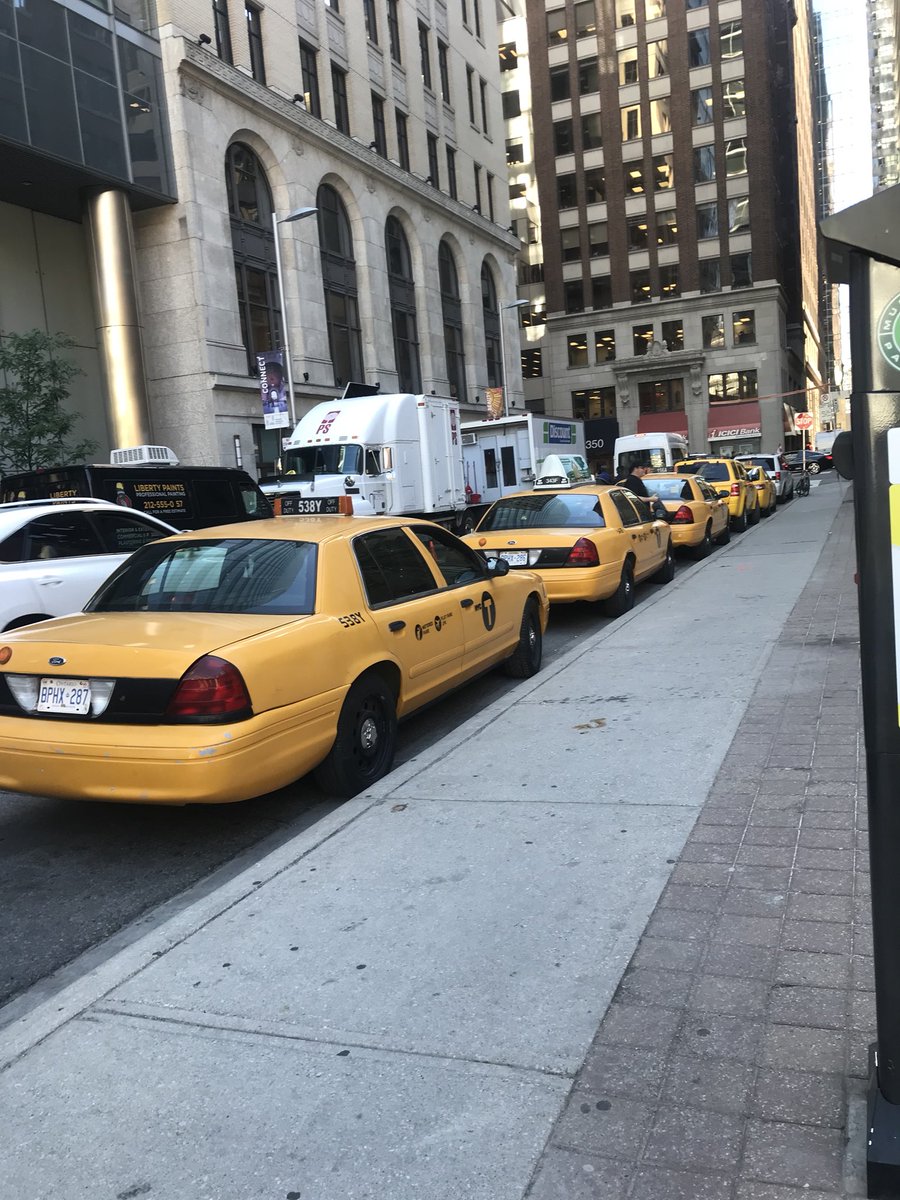 ranveerlochab's tweet photo. @WhatsFilmingON @WhatsFilming setting up for #suits filming? Lots of nyc cabs and productions trailers around the #bayadelaide area #SuitsUSA https://t.co/DfJ5OOOYaS