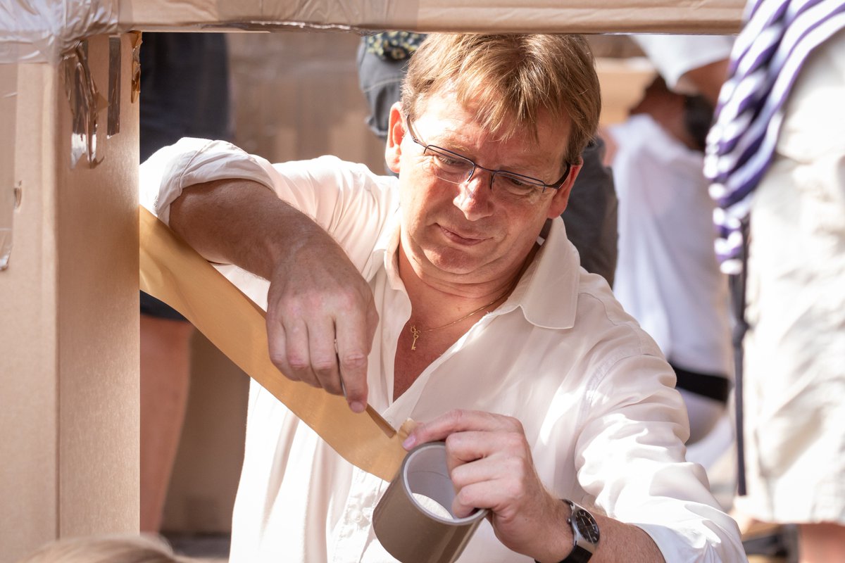vosbeeld's tweet photo. Letterlijk hoogtepunt van het jaar: internationaal straattheaterfestival Deventer op Stelten is weer begonnen! Als eerste het kartonnen kunstwerk van Olivier Grossetête. En iedereen helpt mee! #vosbeeld #dos2018 #deventeropstelten #deventer1250 #deventer @DevOpStelten https://t.co/Fc8TcktI4D