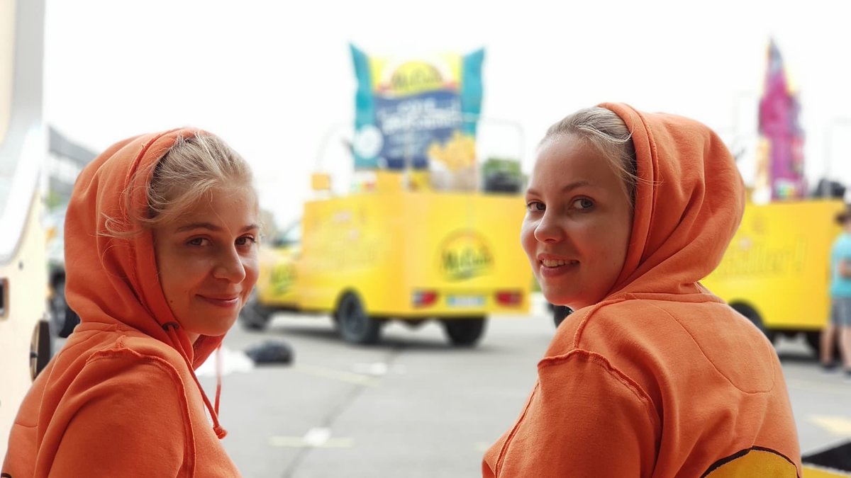 segoo_chauviere's tweet photo. Demain c’est le jour J, départ de mon 3ème Tour de France avec la grande famille de la @CaravaneduTour ! Bienvenue à @HrtltManon une de nos nouvelles recrue  😍🍟  #TDF18 @Agence_ideactif #McCain https://t.co/Cbyag8pXki