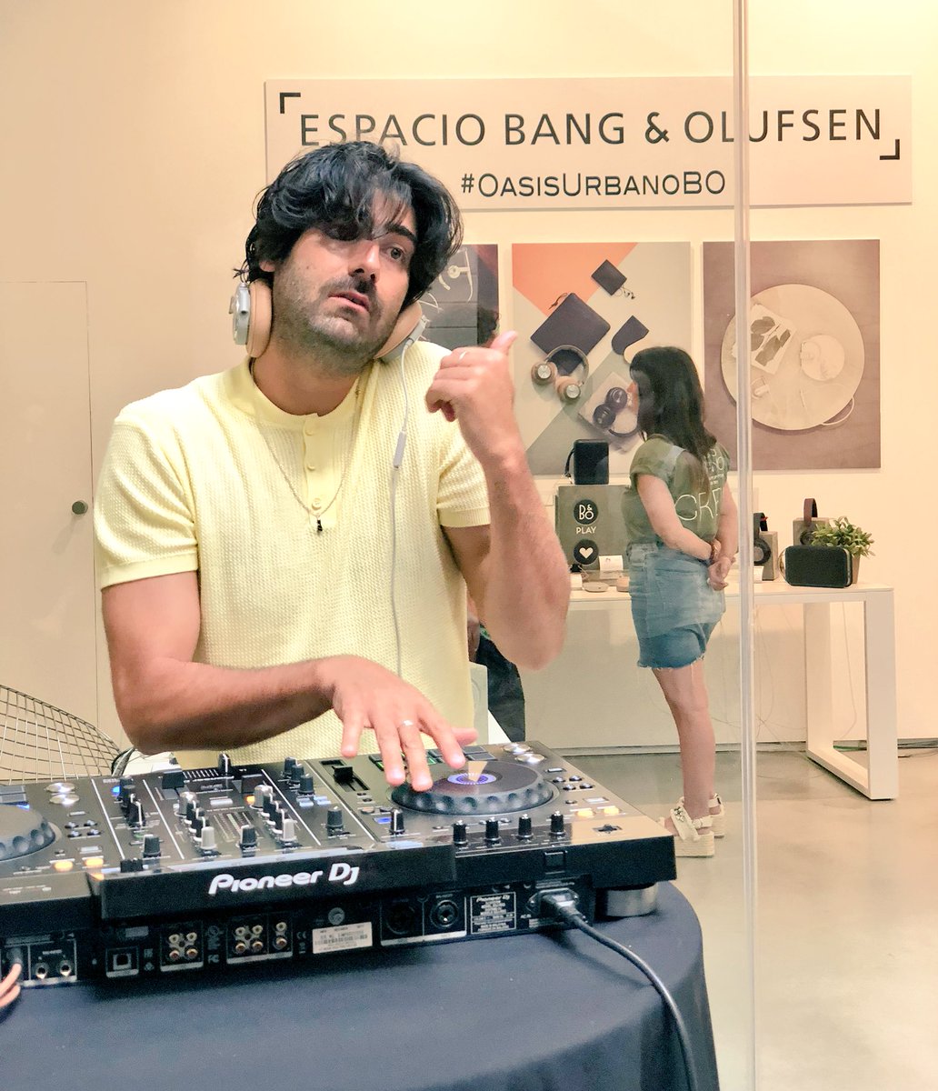 Así ha sido el segundo día de nuestro #OasisUrbanoBO 🌴 Mucha música con artistas y visitas de lujo👌🏻 Mañana es el último día, ¡así que ya sabeis! Nos vemos en la Galería Altair (Calle Sant Jaume, 15) de 11:00 a 21:00 Hrs 😎 ¡Os espero a todos!