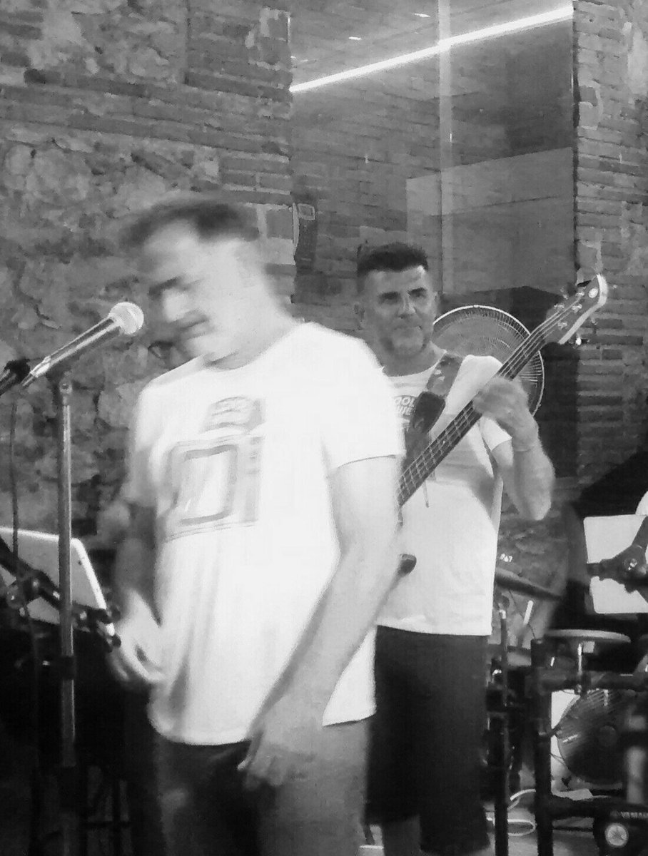 ana_ferrus's tweet photo. 33 años después.....#FSIX
#VivaLaMúsica https://t.co/vhxJQ0CLm1