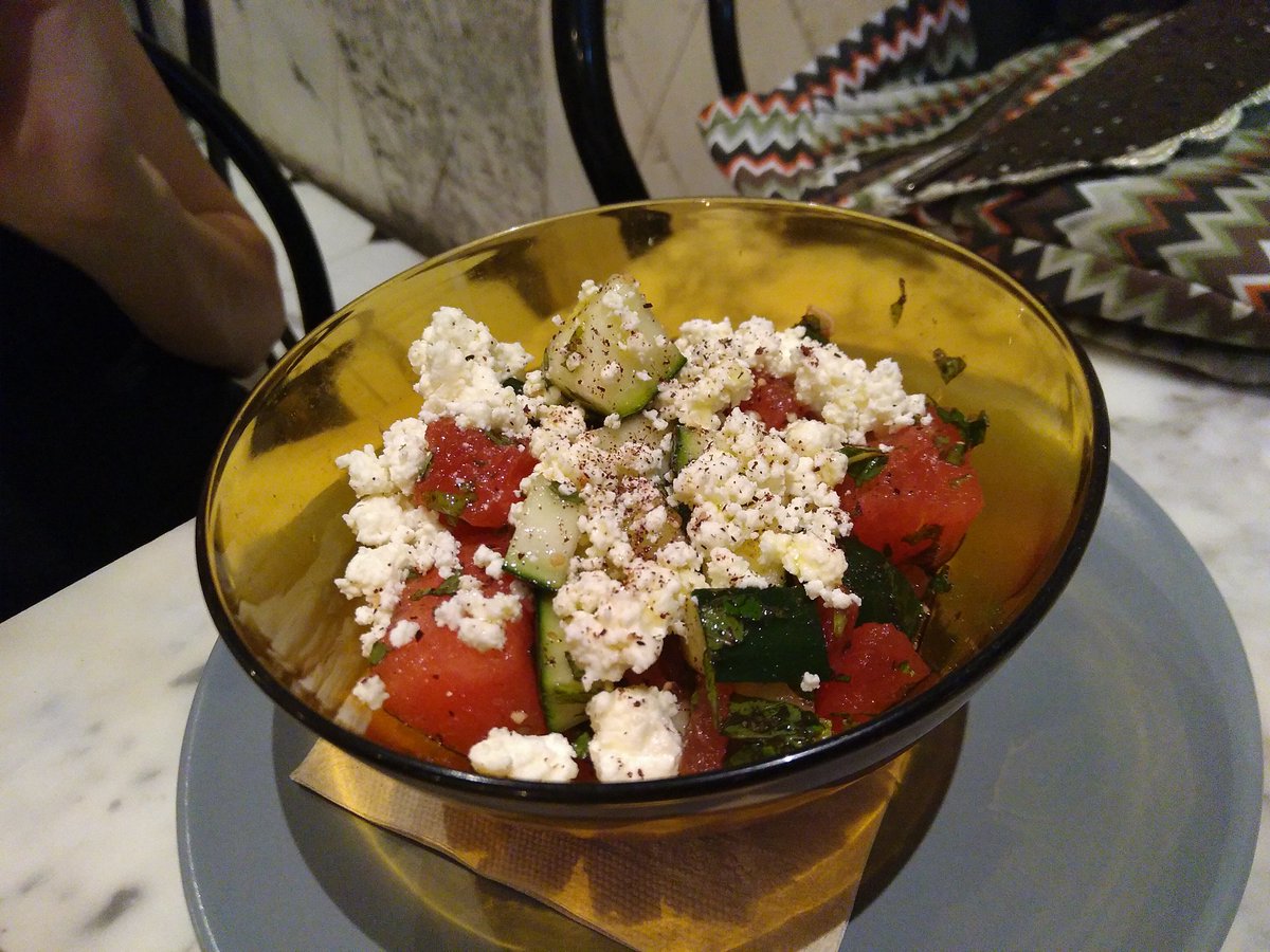 Massitet's tweet photo. Bon dinar a un petit vegetarià de #LesCorts que s'ha fet conegut per haver guanyat un dels premis gastronòmics de l'ajuntament de Barcelona: el Bendita Helena. Molt bé! https://t.co/Ze2MMH9FZb