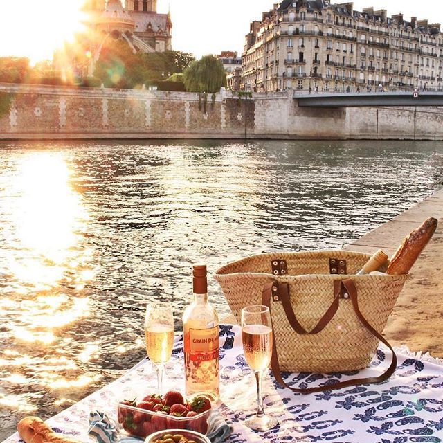 ParisJeTaime's tweet photo. Happy Friday! 🙌 Let's celebrate the weekend in the most parisian way possible, with a picnic on the riverbanks... Lovely, isn't it? 😍
Such a wonderful pic @theglitteringunknown #Parisjetaime #Paris #Parigi #巴黎 #パリ #파리 #باريس #Париж #פריז #visitP… https://t.co/CSjwk5SQDY https://t.co/0sUNRCp1Bb