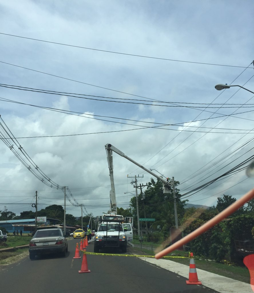 Precaución! Realizan trabajos de reparación frente a la escuela Lucas Barcenas