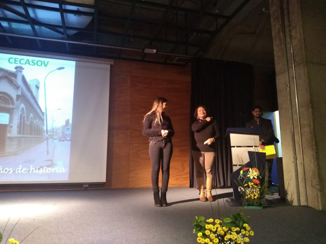 Senadis_Valpo's tweet photo. CECASOV es el primer Centro educacional en Chile en acoger a estudiantes sordos e innovar en aprendizajes incorporando lengua de señas. Por sus aulas han pasado cerca de 500 estudiantes, siendo cada vez más los estudiantes que acceden a la Ed. Superior. #30añosCECASOV https://t.co/43CY9RtzgL