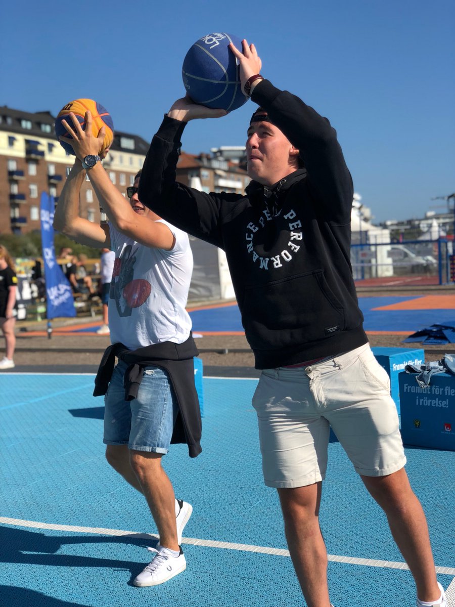 Dagens sommarhälsning kommer från <a href="/AlexanderLunsjo/">Alexander Lunsjö</a> som firar semestern med lite basket och minigolf på Gröningen i Helsingborg. #Almtuna #hockeyplayer #sommarkänsla #SommarMedAlmtuna <a href="/Almtuna_1932/">Almtuna IS</a> #basket  #minigolf