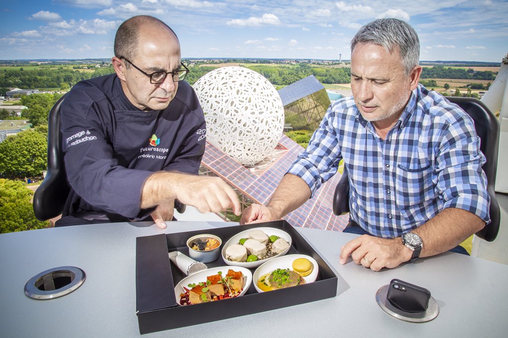 FranckFloze's tweet photo. Derniers réglages avec le chef Frédéric Monzo du dîner spatial qui sera servi à 35 m les pieds dans le vide en haut de l Aerobar    au Futuroscope à partir de demain https://t.co/7hQJuvmOlF