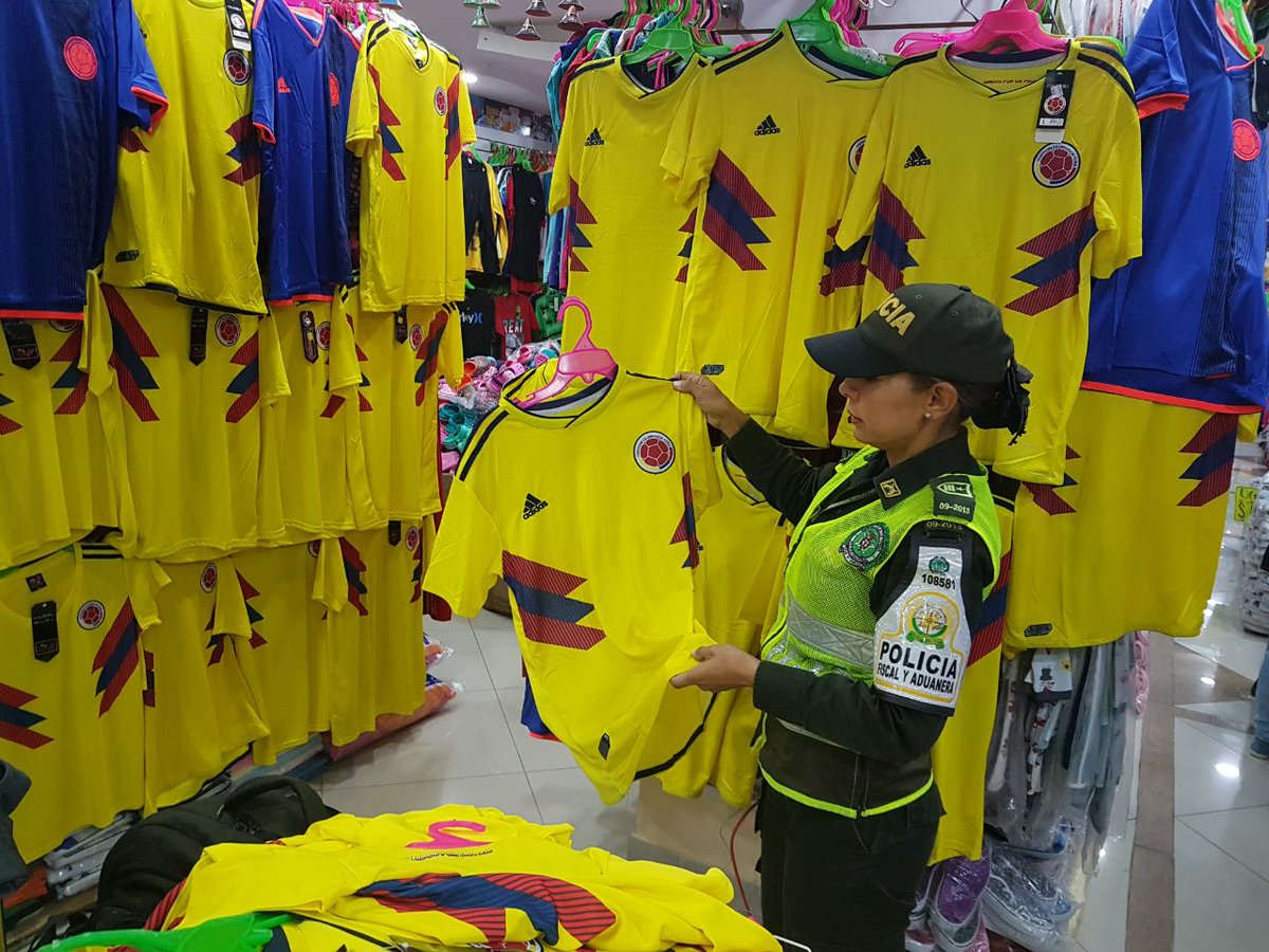 PoliciaAduanera's tweet photo. La #LeyAnticontrabando ha sido importante, en la medida que ha facultado a cada una de las 
instituciones de herramientas e instrumentos para contrarrestar los delitos que atentan contra el patrimonio económico del país. https://t.co/SrlgB02ehL