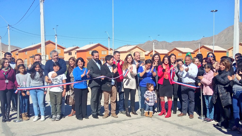minvuatacama's tweet photo. Con el tradicional #cortedecinta el Ministro @Minvu @cmonckeberg junto a parlamentarios y autoridades regionales y comunales inaugura oficialmente el #conjuntohabitacional Altamira I entregando 196 viviendas a familias de #Copiapó #Atacama #integraciónsocial #ChileLoHacemosTodos https://t.co/dPNnJK1bQ1