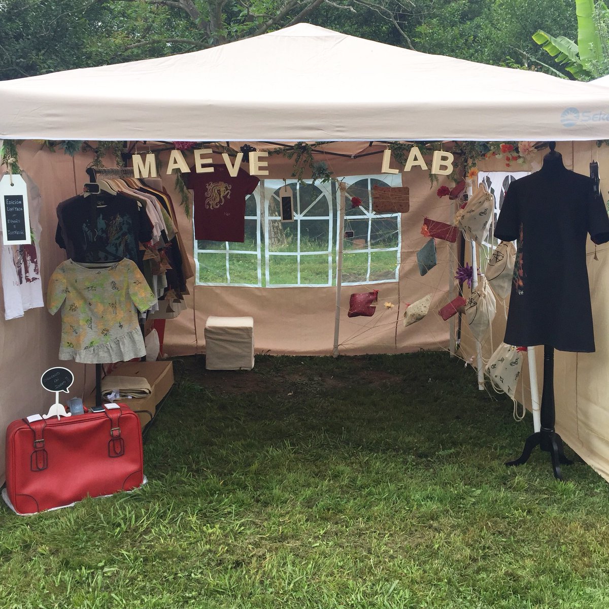 MaeveLab's tweet photo. Este fin de semana podéis ver diseños #MaeveLab en el #ArmadaMarket de Salinas!! Estaremos hasta el domingo!!! #Diseño #Ilustración #Serigrafía #EdicionesLimitadas https://t.co/hs3ToXaWfK
