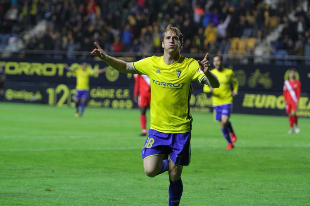 Álex Fernández celebra un gol en la pasada temporada (Foto: @AlexFdez8).