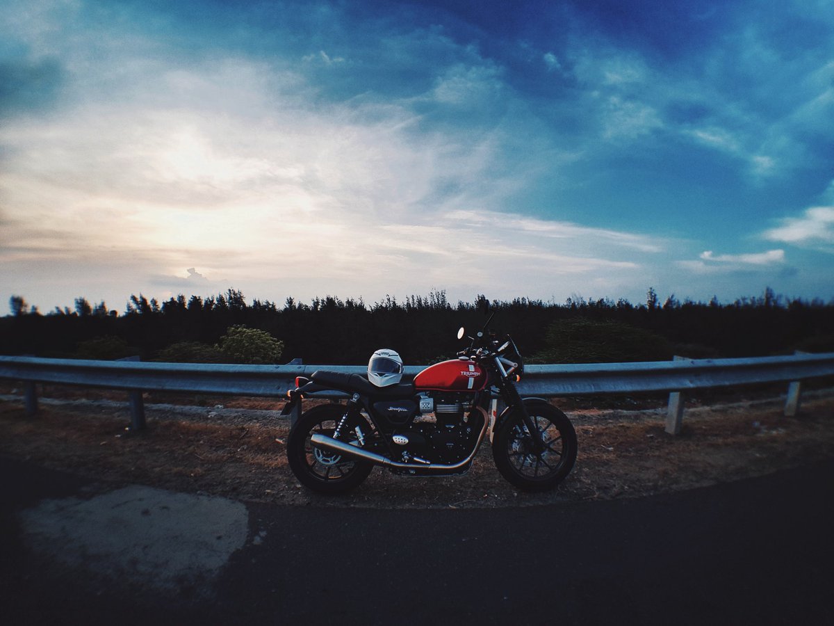 Slowly becoming an early morning person! All credits to this one over here & Chennai weather!! #Leia #Triumph #Bonneville #StreetTwin #Bonnie #Motorcycles #ECR #Madras #Kovalam #WhyWeRide #IRodeToday #BlackEyeLens #Samsung #SamsungNote8 #Note8 #ShotFromTheGalaxy #WithGalaxy