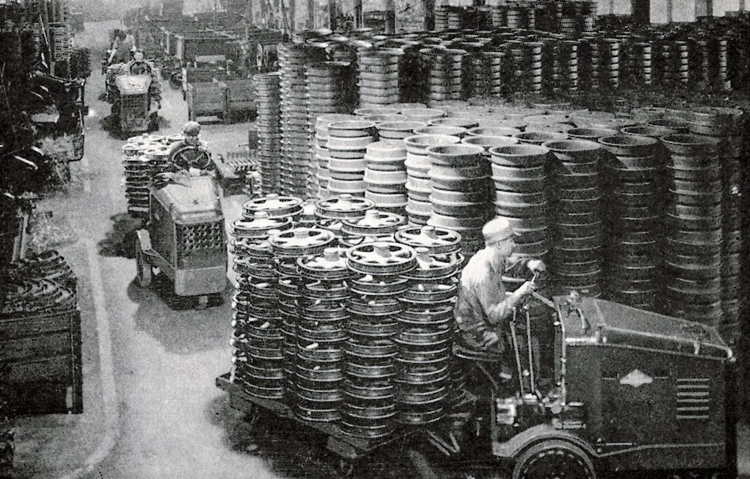 clarkmhcna's tweet photo. Today's #FlashbacFriday image is of a CLARKat from 1926. After the success of the Tructractor, Truclift, and Duat, Clark Tructractor Company introduced the CLARKat in 1926. As a gas-powered three-wheel tow tractor, it was available with 2000 or 2600 lbs. draw bar pull capacities. https://t.co/8tlQ4YcBbq