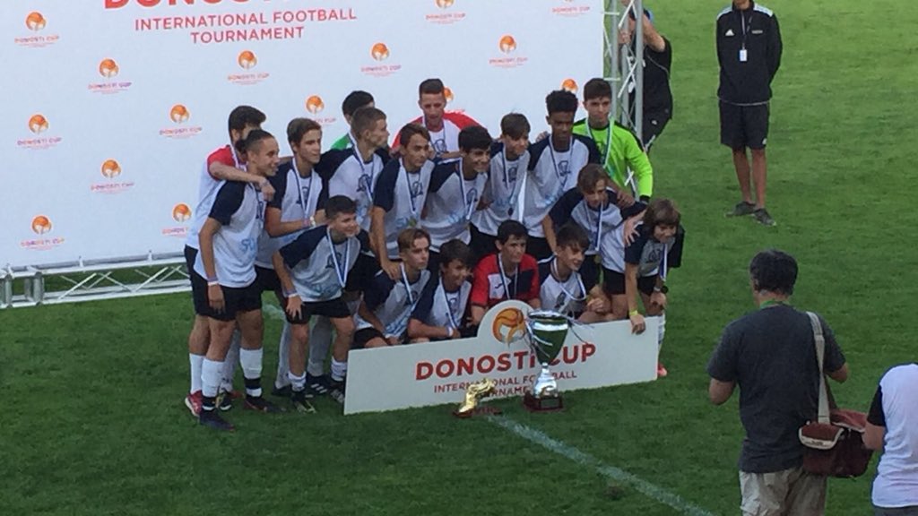 JaviRobledo14's tweet photo. Torneo que juegan, torneo que ganan.. esta vez la @donosticup !!! Torneo de prestigio nacional e internacional, esta vez con un combinado de Madrid. Tan solo 1 gol encajado en todo el torneo!! La final 4-0... a seguir!!!! https://t.co/On2pQd1pHJ