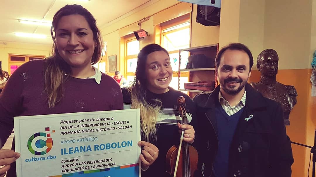 AgCbaCultura's tweet photo. [Ahora en Saldán🇦🇷 Día de la Independencia] 
@AgCbaCultura acompañando a la Escuela primaria Nogal Histórico con un aporte artístico para este gran festejó de la comunidad #EntreTodos #Federalizando @gobdecordoba
📸 imágenes 🇦🇷🎤

#FindeCultural @mhbovo @NoraBedano https://t.co/FDNoQgnmyL