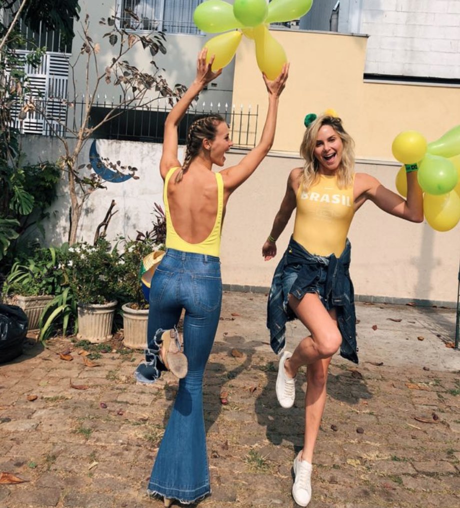 BazaarBR's tweet photo. VAI BRASILLLL - @RenataKuerten, @AngelAlessandra, Babi Berger, meninas estão na torcida pela nossa seleção!!! #renatakuerten #alessandraambrosio #babiberger #moda #fifa #bazaarbr #cbf #selecaobrasileira https://t.co/3nsXLmcBQi