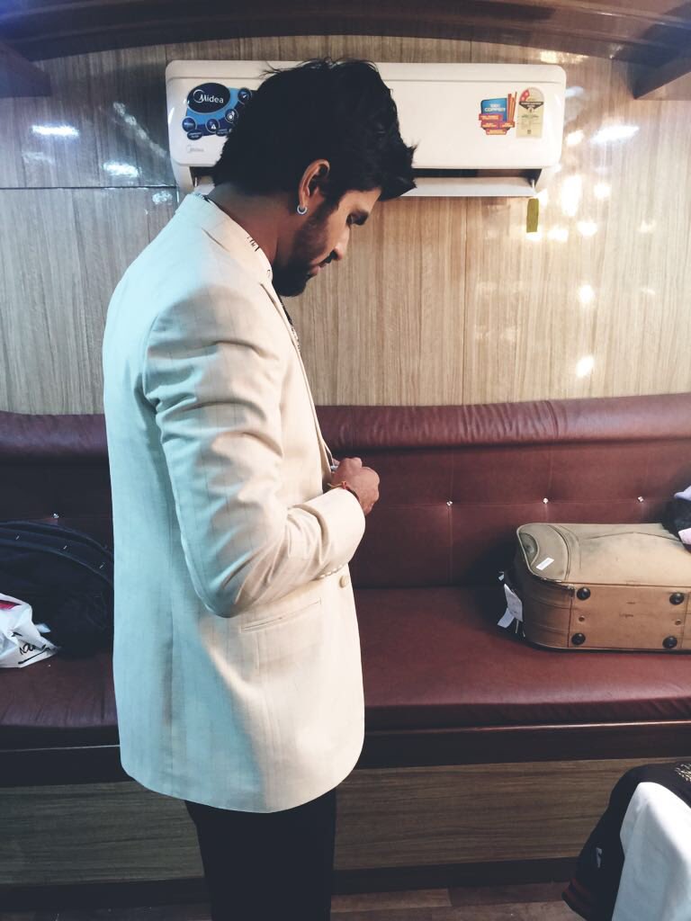 AamanTrikha's tweet photo. Keep calm and suit up 😎. Weekend vibes got me like 💯🤙.
#AamanTrikha #SuitUp #WeekendVibes #GoodMood #FridayNight #LetTheWeekendRoll #OOTN #FeelGood #StayClassy #Like #Share #Follow https://t.co/SqQ63SYPL0