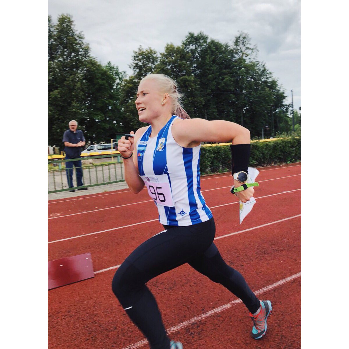 annanarhi's tweet photo. Tänää tärkee onnistuminen sprinttikortteleissa. Isin valvovan katseen alla piti jättää viimesetki mehut loppusuoralle, lopputuloksena oikeestikki tosi kiva 4. sija ja paras 🇫🇮. Kevyempi sydän jatkaa huomenna metsän puolelle 👉🏼😍💃🏼🌱🇱🇻🔥 #MMnäyttökisat #rintteri https://t.co/0RgRNtenDf