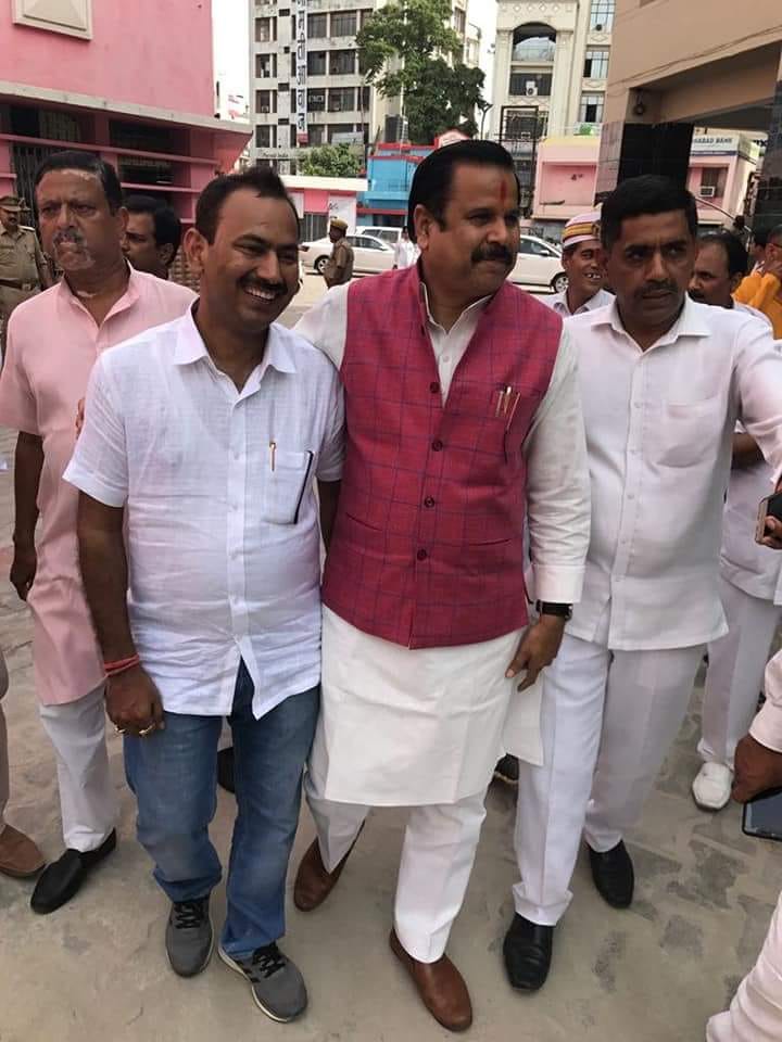Trayambakbjp's tweet photo. जनसंघ के संस्थापक श्री श्यामा प���रसाद मुखर्जी की जयंती के अवसर पर लखनऊ स्थित उनकी प्रतिमा पर माल्यार्पण के अवसर पर माननीय महेंद्र सिंह जी एवं माननीय बृजेश पाठक जी के साथ। https://t.co/dRcIOY3CLh