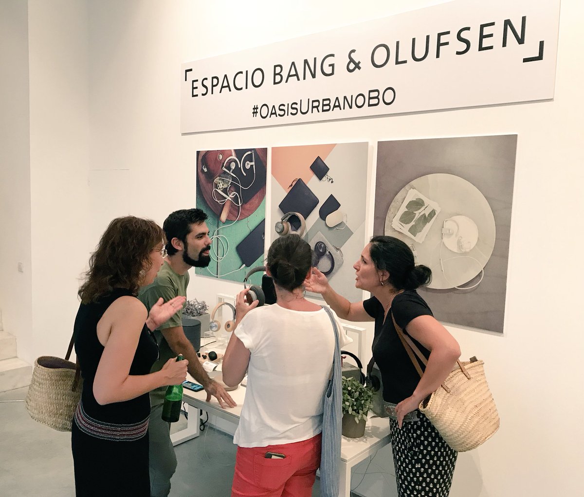 Mis amigas están entregadísimas a la causa del #OasisUrbanoBO 😂😂😂. Lo viven.