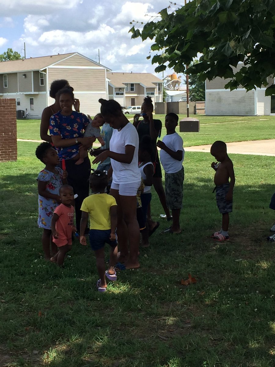 PortsmouthPD's tweet photo. No better way to beat the heat than free popsicles!! #FreePopsicles #LondonOaks #BeatTheHeat #ForTheKids https://t.co/xa3zejvOVQ