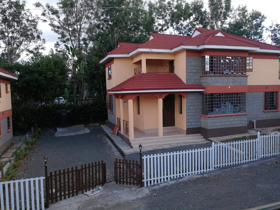 SurbubiaK's tweet photo. Lavish 4 bedroom massionette plus study room/office 
Price 13 million negotiable 
On an 1/8th
Located 800m from the tarmac
All bedrooms are ensuite very spacious
Spacious living room and dining room
For more information or viewing contact 0704538185 https://t.co/OUjEUKYXnx