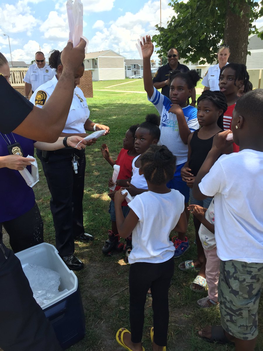 PortsmouthPD's tweet photo. No better way to beat the heat than free popsicles!! #FreePopsicles #LondonOaks #BeatTheHeat #ForTheKids https://t.co/eWfUxxri67