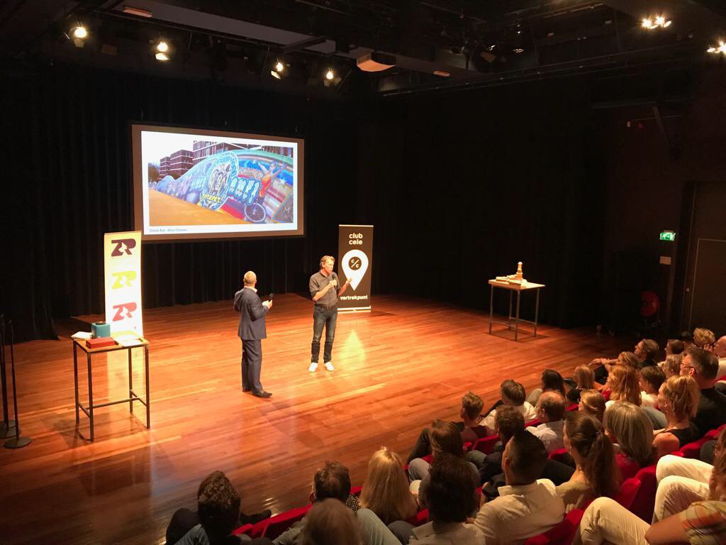 Moderator <a href="/joepvdhtxt/">Joep van der Heijden</a> introduceert directer van #Mothership <a href="/JeroenEveraert/">Jeroen Everaert</a>. Hij gaat vertellen over zijn bedrijf en de wow-factor. “In een openbare ruimte verwacht je niet meteen kunst, in een museum wel.” #abz2018