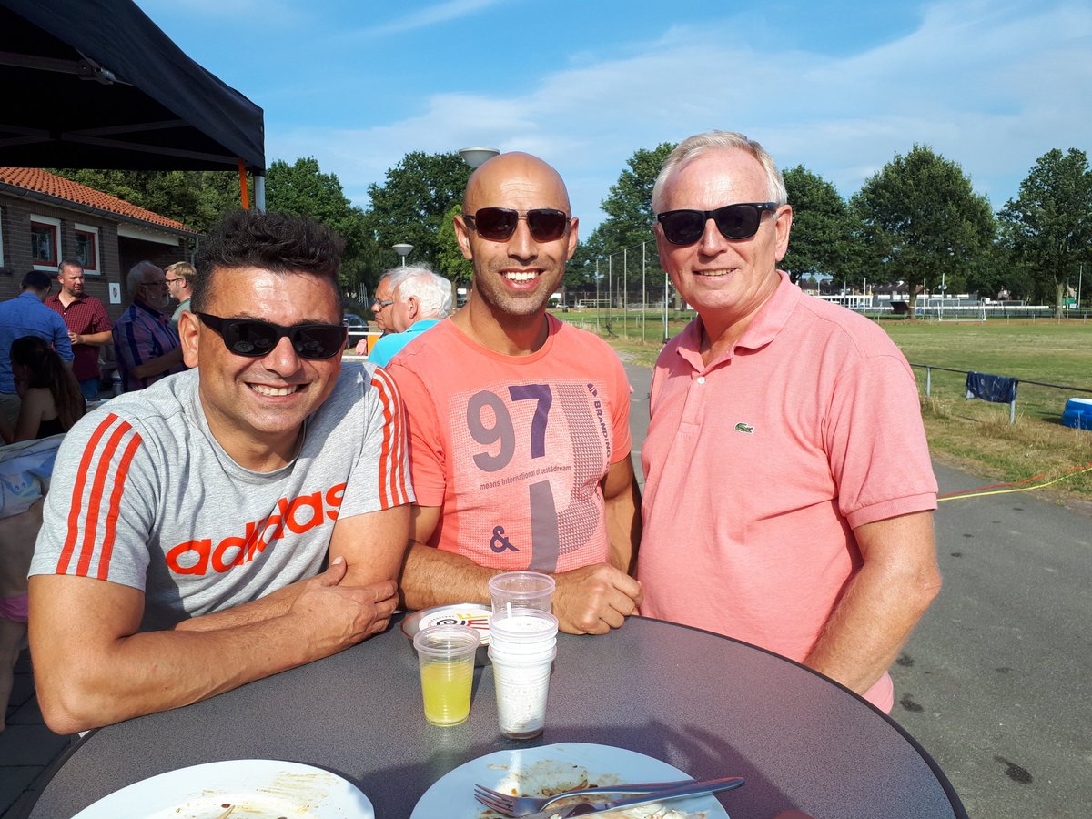 B_Visschedijk's tweet photo. Waardering van wijkraad @WijkZuidOost #enschede voor de vele vrijwilligers en  3 #wijkagenten voor hun bedrage #leefbaarheid en #veiligheid #BBQ #hapjeentapje #waardering #binding #saamhorigheid @jijmaaktdebuurt @EnschedeCentrum https://t.co/AKjFbFUCbw
