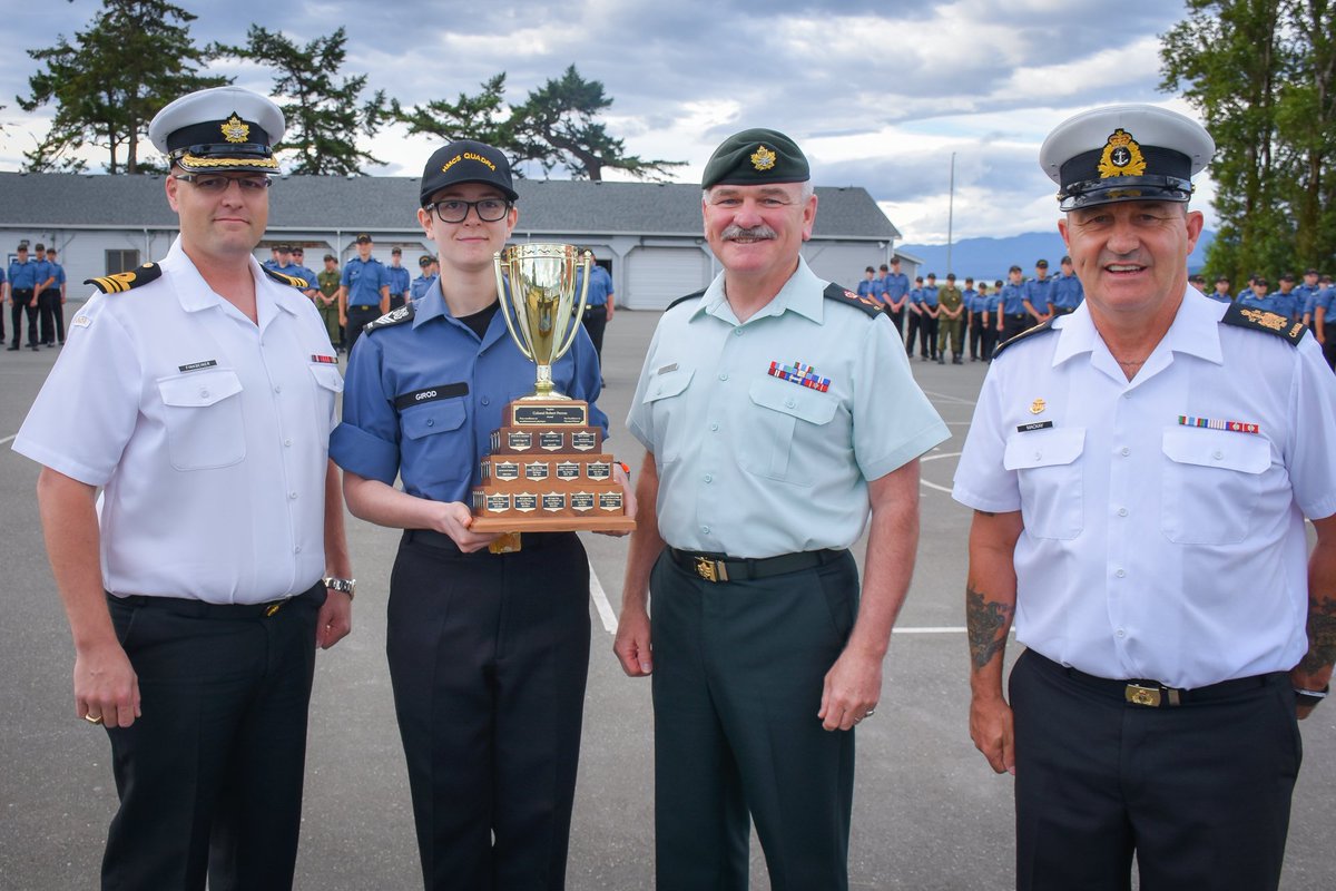 HMCSQuadraCdts's tweet photo. Colonel Robert Perron Award:  PO1 Lauren Girod receives the National award in recognition for outstanding achievements in physical fitness. 

@ShPk_News #fitness #fitnessgoals #fitnessaward #national @cadetsca https://t.co/LkAZmQDocq