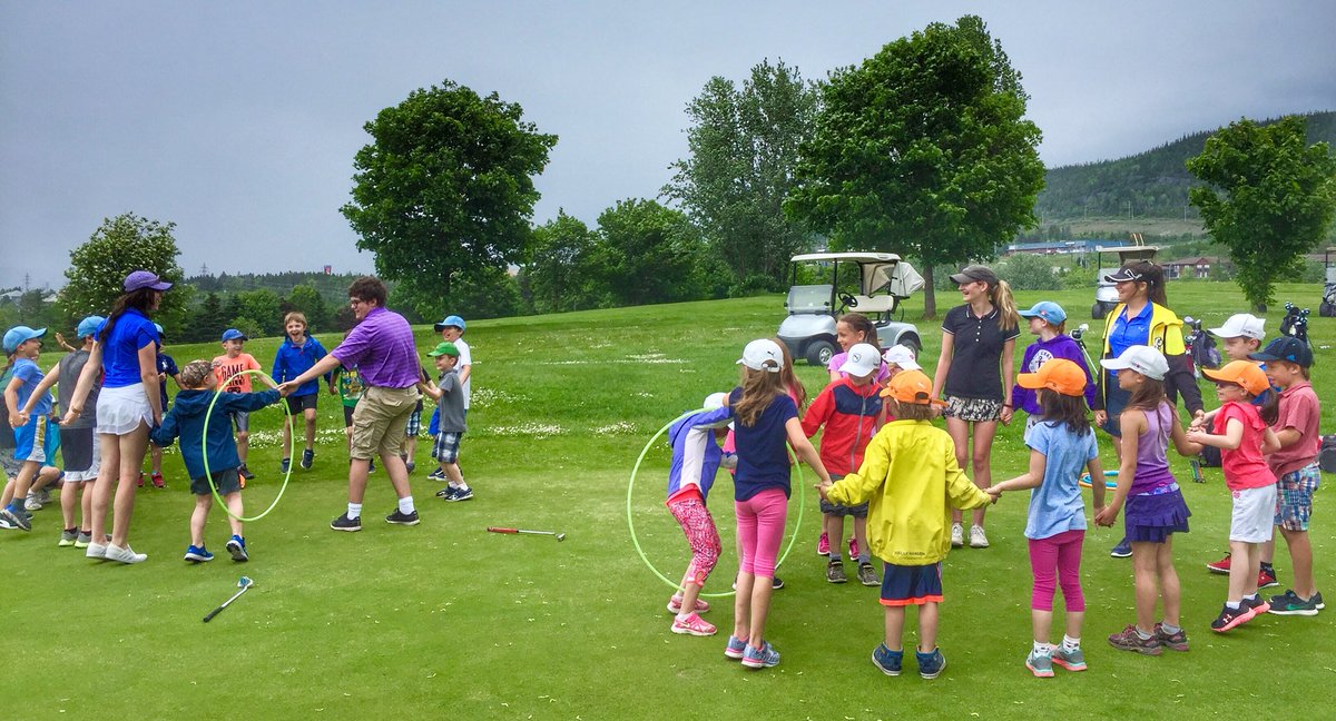 waynepga's tweet image. We’re always learning valuable life skills during our #futurelinks practice sessions @BlomidonGolf. Today we focused on ‘teamwork’ #circleofsupport #workingtogether