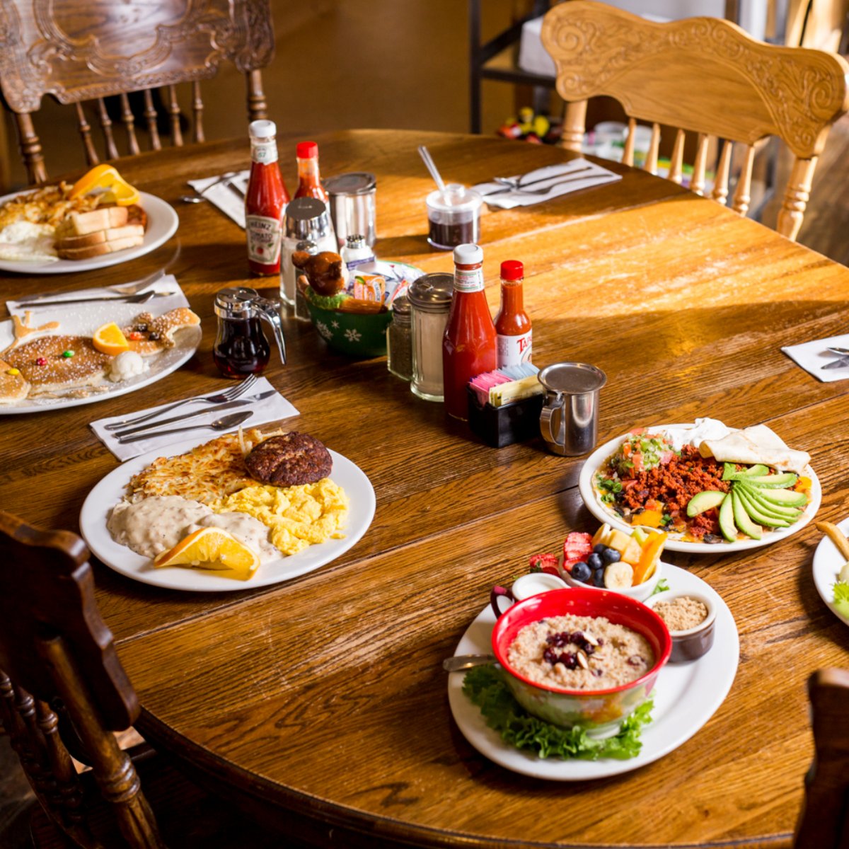MoneysLogCabin's tweet photo. It's time for a reunion! Tag who's coming to brunch with you this weekend. https://t.co/fZLfx0qQFA