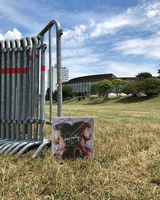 via instagram.com/p/Bk5h8oigSav/: Deap Vally gehören zu den absoluten Highlights des Ahoi! The Full Hit Of Summer 2018. Das Duo, bestehend aus Lindsey Troy und Julie Edwards macht packenden Rock zwischen Led Zeppelin und White Stripes. Während der Bühnenaufbau läuft, hören wir no…