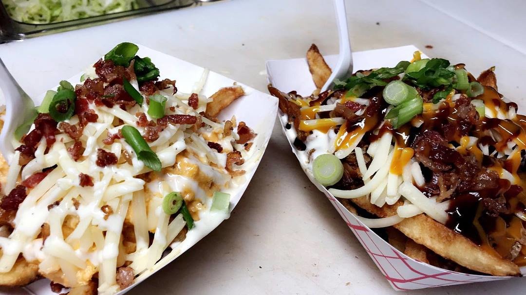 Enjoy dinner at the #NorthEndStage with <a href="/SmashTimeFT/">SmashTime Food Truck</a> 🍔burgers, 🌮tacos and more. Wash down with an ale🍻 from @HiHObrewingco and listen to the tunes of Prof. Hall (5-6pm) and Officer Ed Dennis (6-10pm). #DTCFalls #FunFlowHere #FallsFriday