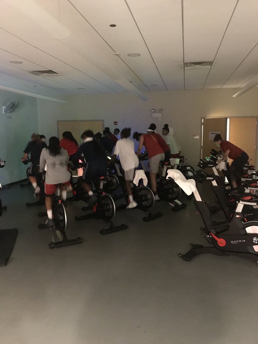 UIC_Strength's tweet image. Finish Friday with @UICWBB and @UICCampusRec #SpinItToWinIt #FireUpFlames #FlamesBeLit