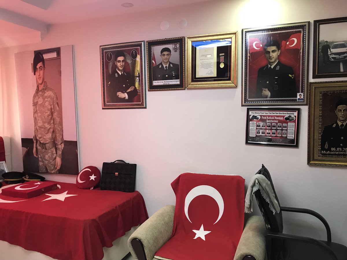 kadirkosan12's tweet photo. Abim 😢 sen yoksun bak biz senin eşyalarınla fotoğraflarınla avunuyoruz 😢 odanı yaptık düzenledik sen gelecektin çocukların gelecekti yatacaktı o yatakta 😓 simdi ise anılar var sadece odada senin eşyaların var 😓😓 içimiz çok yaniyor hiç iyi değiliz hiç iyi olmuyoruz 😭 🇹🇷 https://t.co/Mb9BFbGCV5