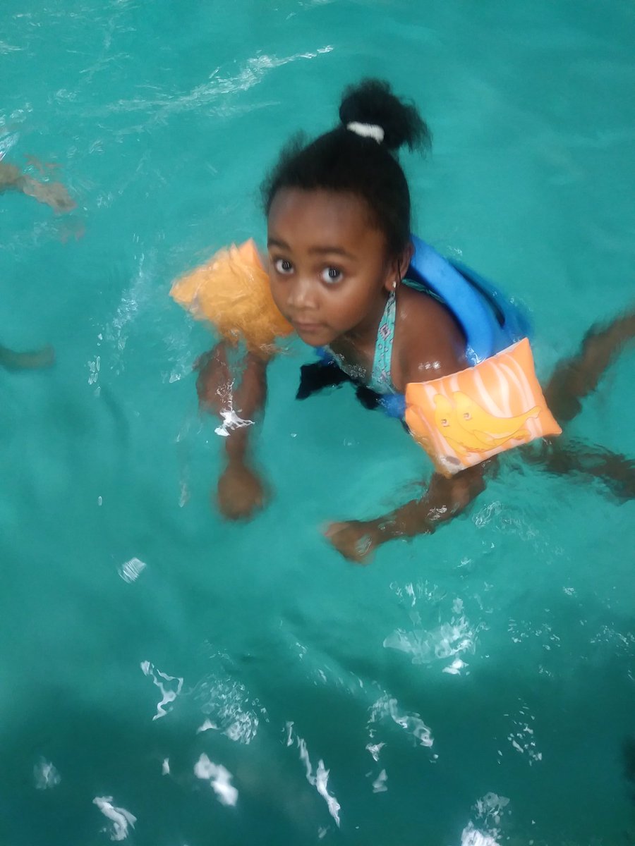 devont1229's tweet image. With my niece at the pool