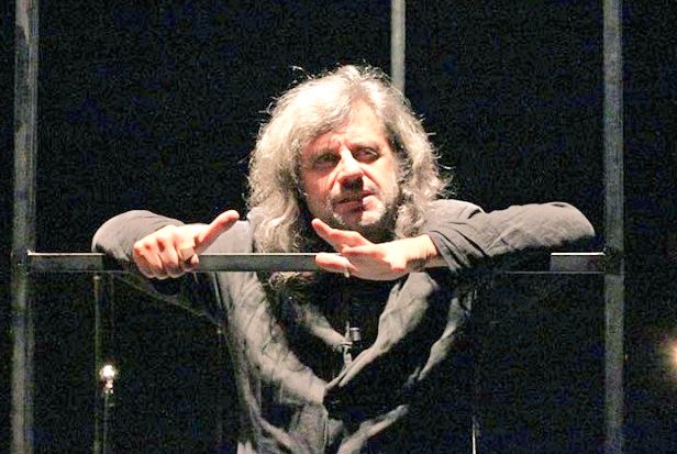 nsantese's tweet photo. Tra fantasia e divertimento, Mosè-Noè-No-è, #AlessandroBergonzoni ci prende per mano - anche per il piede, quello giusto, non quello sbagliato - e ci trascina in un mondo dove le parole hanno vita propria e il tempo sembra essersi fermato. WoW! Al #TeatroElfo con #Trascendiesali https://t.co/lYcqkOPGcm