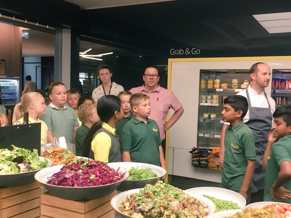 Chef Dan  busy today showing Aon to his adopt school 👏👏<a href="/Chernanko/">Daniel Chernanko</a> @shaun_shaunm <a href="/RA_Food/">RA FOOD</a>