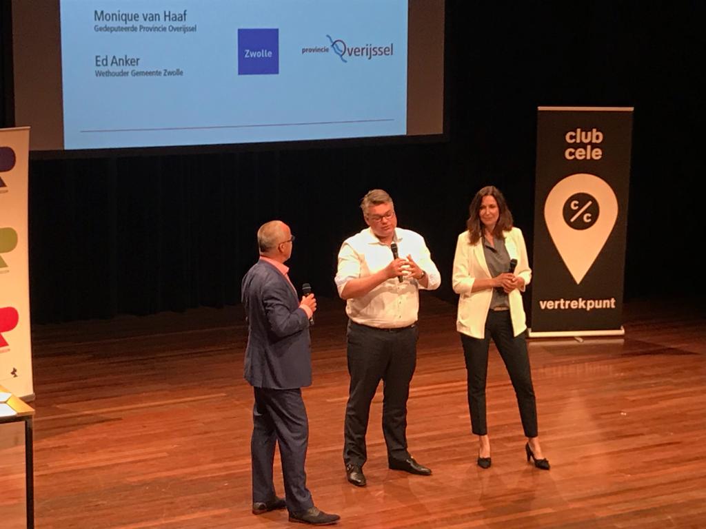 Nu op het podium: Gedeputeerde Provincie Overijssel <a href="/MoniquevanHaaf/">Monique van Haaf</a>  en wethouder Gemeente Zwolle <a href="/edanker/">Ed Anker</a>  vertellen over Zwolle: stadsarrangement, de creatieve industrie, verstedelijking en de rol van provincie en gemeente daarin. #abz2018 #zwolle #gemeente