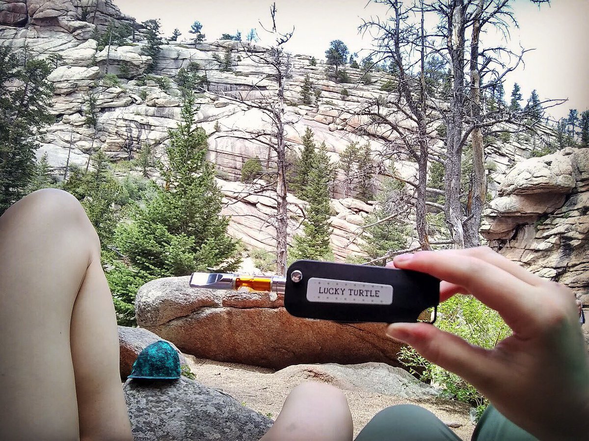 Who’s ready to kick it back to weekend mode? 🙋🏻‍♀️ #FridayFeeIing #CannabisCommunity #CannabisOil #VapeCommunity