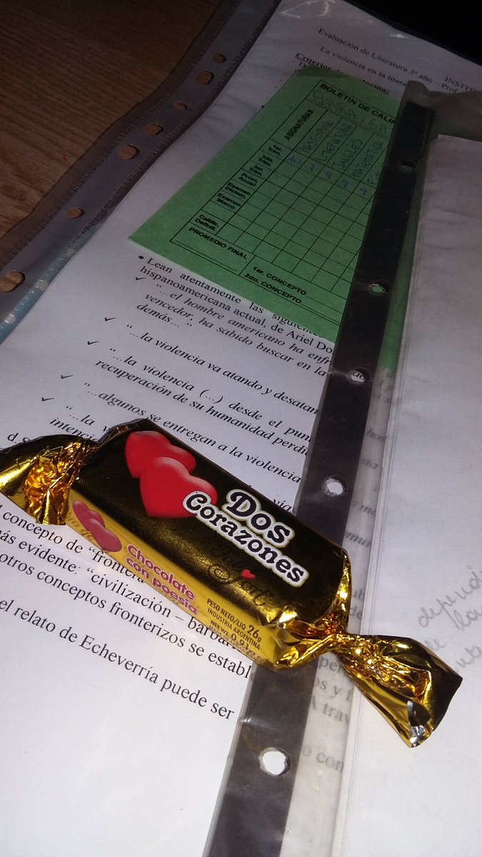 BelCrepusculo's tweet photo. Semana de la dulzura o intento de coima? Así es el regalo de un alumno... https://t.co/TiTV8dzs9D