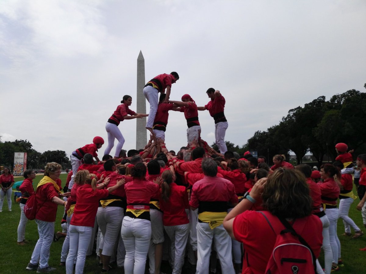 JovesValls's tweet photo. 🇺🇸 Ja hem aixecat els primers castells als EEUU. 4de7, 2d7, 3d7, 3d7p, 2p4 (caminant), 5d6, 2d7, 3d6ps, vd5. #castellers #WeAreRed #JovesEEUU https://t.co/Z1uS25kjuI
