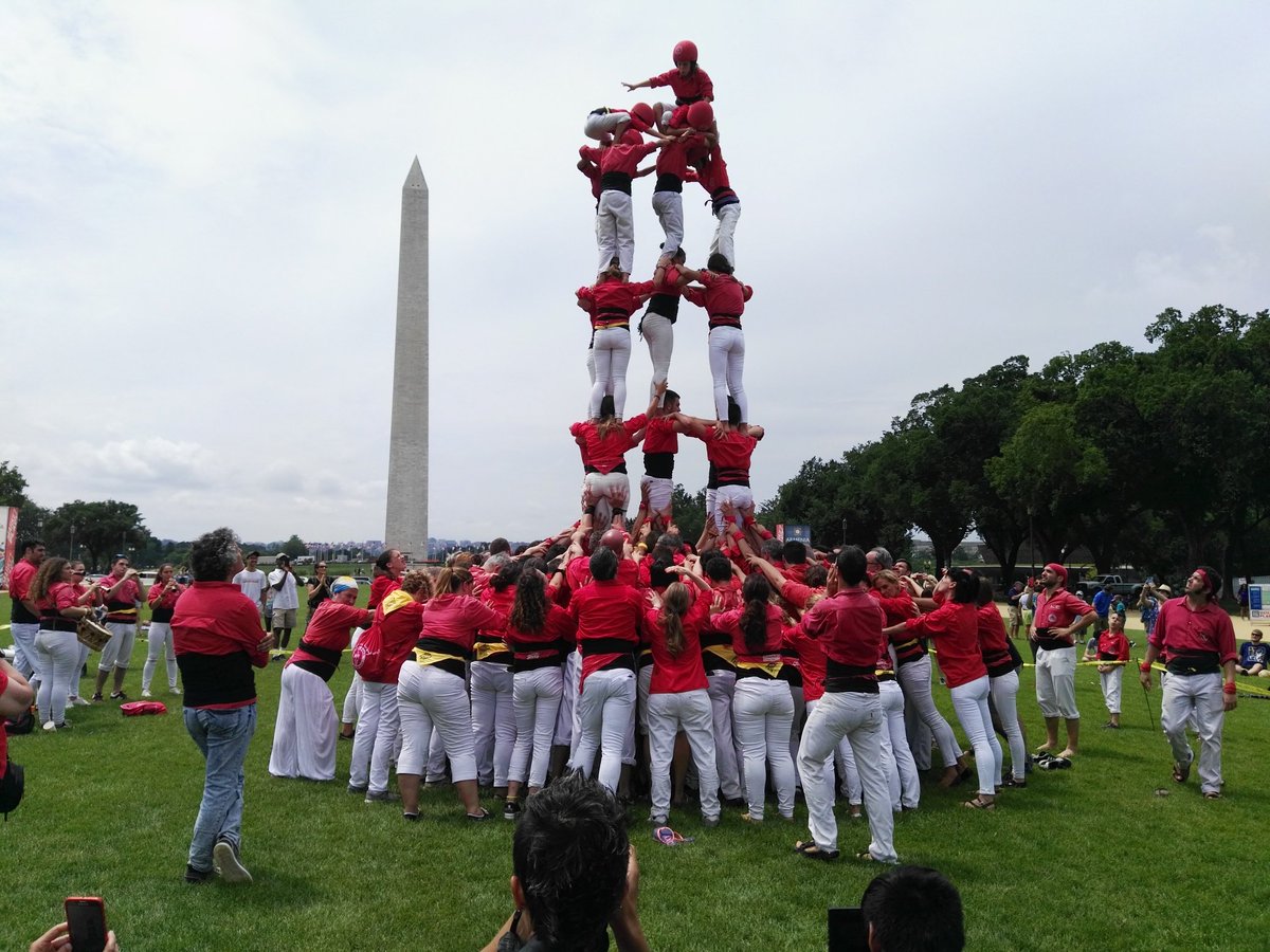 JovesValls's tweet photo. 🇺🇸 Ja hem aixecat els primers castells als EEUU. 4de7, 2d7, 3d7, 3d7p, 2p4 (caminant), 5d6, 2d7, 3d6ps, vd5. #castellers #WeAreRed #JovesEEUU https://t.co/Z1uS25kjuI