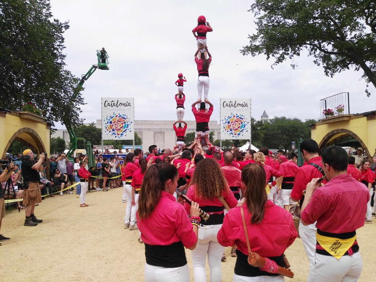 JovesValls's tweet photo. 🇺🇸 Ja hem aixecat els primers castells als EEUU. 4de7, 2d7, 3d7, 3d7p, 2p4 (caminant), 5d6, 2d7, 3d6ps, vd5. #castellers #WeAreRed #JovesEEUU https://t.co/Z1uS25kjuI