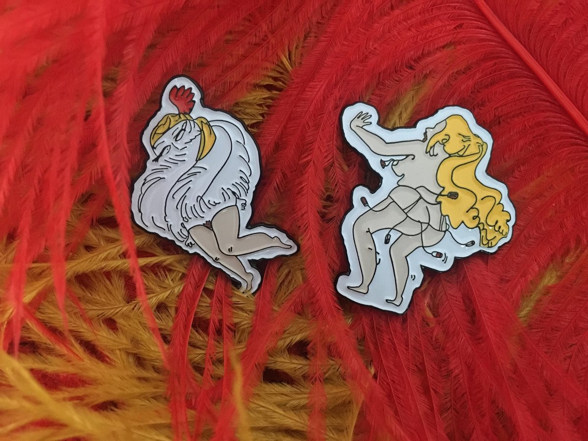 Á þriðjudaginn fer ég á túr, s.s. sýningarferðalag um Evrópu.Þeir sem vilja styrkja túrinn geta styrkt hér og fengið svona fínar túrnælur af túratriðinu mínu, sem eru gerðar eftir teikningum <a href="/RanFlygenring/">Upp með hendur</a>. Hér er hægt að velja sér nælu og styrkja túttuna: docs.google.com/forms/d/e/1FAI…