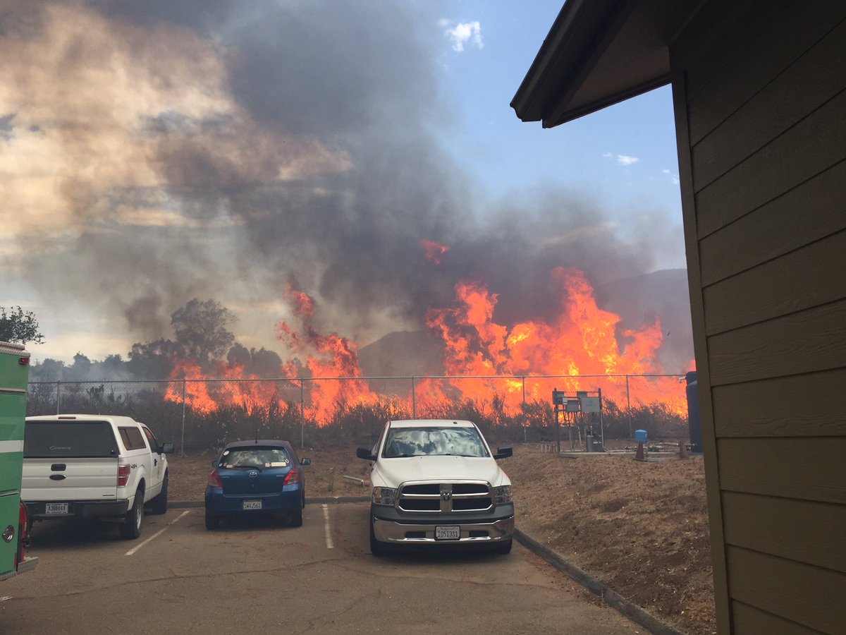 ClevelandNF's tweet photo. #WestFire currently at 150 acres with a critical rate of spread. Fire is in Unified command with @AlpineFireDist @CALFIRESANDIEGO and @ClevelandNF . Firefighters attempting to hold the fire at South Grade Road. Several homes lost. https://t.co/imJesjHETy