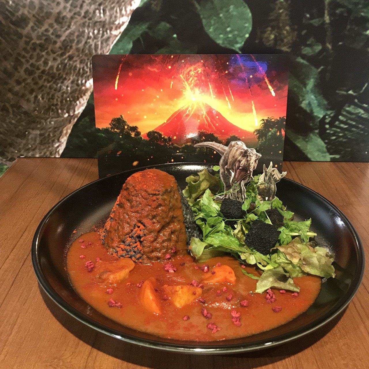 The Guest Cafe Diner 池袋パルコ店 ジュラシック ワールドカフェ 池袋 本日もオープン致しました ただ今 約1時間待ちとなっております ヌブラル島の活火山をイメージしたマグマのような真っ赤なカレー 大噴火 ボルケーノ